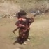 شاهد.. أب يمني يدرّب طفلته على استخدام الكلاشينكوف