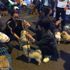 مشاهد صادمة.. الصينيون يلقون حيواناتهم الأليفة من المباني السكنية بسبب كورونا