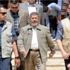 مرسي يصلي الجمعة في التجمع الخامس بـ«تي شيرت» ونجله بـ«جلباب»