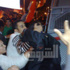 متظاهر أمام الاتحادية يقبل رأس ضابط.. وآخرون يحمون مدرعة للشرطة