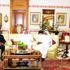 سلطان بن خليفة يبحث العلاقات الثنائية مع رئيس سيراليون