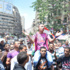 بالصور.. العشرات بالتحرير يرفعون كروت حمراء للمطالبة بإسقاط الرئيس