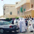 طلبة كويتيون بدلمون يعتصمون أمام سفارة البحرين احتجاجاً