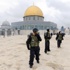المصلون يطردون مجموعات استيطانية من الأقصى بالقدس
