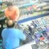 فيديو / مواجهة عنيفة بين لص وبائع في محل تجاري فيديو / مواجهة عنيفة بين لص وبائع في محل تجاري