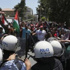 عشرات الفلسطينيين يشتبكون مع قوات الأمن الفلسطينية احتجاجا على العودة إلى المفاوضات