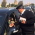 «مرور الجيزة» توزع الورود في الميادين احتفالًا بعيد الأم