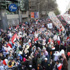 متظاهرو مصطفى محمود يمزقون لافتة للإخوان