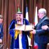 خادم الحرمين مازحاً: الآن أنا الدكتور سلمان