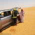 مدني أم الجماجم ينقذ مواطن وأطفاله الثلاثة علق بالرمال