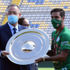 رئيس الجامعة الملكية المغربية لكرة القدم سلم الرجاء درع البطولة رقم 12