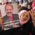 تونسيات يرفعن صورة القيادي السياسي اليساري شكري بلعيد احياء لذكراه