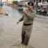 الرس: عقيد ينظم السير تحت المطر بإبتسامة مشرقة