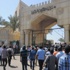 طلاب "الأزهر" يهدمون جزءا من الجدار الأمني ويهتفون "ثوار ولن توقفنا الأسوار"