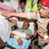 بالصور.. استقبال المختطفين السعوديين ببيروت بالدموع والورود بالصور.. استقبال المختطفين السعوديين ببيروت بالدموع والورود