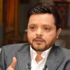 صورة| محمد هنيدي يمازح نجله: "هحلقلك النجيلة وأنت نايم"