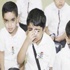 «مُدرسة» تجبر تلميذ على مسح حذائها أمام زملائه