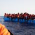 إنقاذ مجموعة من المهاجرين في البحر المتوسط ​ووصول أخرى إلى إيطاليا