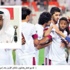 الابن والأب «خلفان» يتذوقان الحلوى العمانية