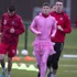 شاهد.. لاعب يرتدي ملابس نسائية في تدريبات فريقه !