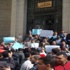 المئات يتظاهرون أمام دار القضاء العالي وأمن المحكمة يغلق الأبواب