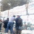 متظاهرون يبدأون في هدم الجدار العازل بشارع القصر العيني متظاهرون يبدأون في هدم الجدار العازل بشارع القصر العيني