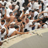 حجاج بيت الله الحرام يرمون الجمرات الثلاث