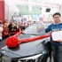 صور / صيني يفوز BMW 2013 بعد إبقاء يده عليها لمدة 4 أيام صور / صيني يفوز BMW 2013 بعد إبقاء يده عليها لمدة 4 أيام