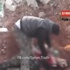مقاتل سوري معارض يبرر تقطيعه لجثة جندي سوري بانه رد على ارتكابات النظام