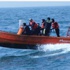 إنقاذ عائلة مكونة من 7 أشخاص تسربت مياه البحر إلى قاربهم