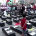 توابيت صغيرة ترمز لقتلى أطفال غزة في مظاهرة ببرلين