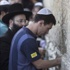 آلاف الفلسطينيين استقبلوا فريق برشلونة
