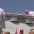 فيديو/ إدخال صحن "وليمة" من أعلى جدار منزل بسبب حجمه!