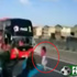 بالفيديو...حافلة المنتخب التشيلي كادت تصدم مشجعة "مجنونة"