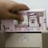 مواطن يتنازل عن 6 آلاف لشاب أعاد إليه مبلغاً حوله خطأً