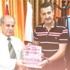 د.الطنة يتسلم النشرة الرياضية من العناني