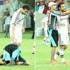 فقط في البرازيل .. مشجع يقتحم الملعب ليقبل قدم لاعب