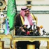 الرئيس الفخري للشباب يكافئ اللاعبين بعد الفوز على الاستقلال