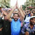 طلاب من مؤيدي مرسي يقطعون شارعاً رئيسياً أمام جامعة الأزهر