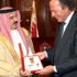 العاهل يقلد الفنان الإسباني العالمي خوليو أغليسيوس وسام الكفاءة العاهل يقلد الفنان الإسباني العالمي خوليو أغليسيوس وسام الكفاءة