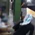 بمترو أنفاق.. امرأة تدفع أخرى نحو القطار بمترو أنفاق.. امرأة تدفع أخرى نحو القطار