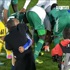 بالفيديو| رونالدينيو حافياً بعدما أخذ لاعبو الرجاء حذاءه