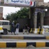 مسلحون يمنيون يغادرون مبنى وزارة الداخلية بعد احتجاج مسلحون يمنيون يغادرون مبنى وزارة الداخلية بعد احتجاج