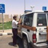 بالفيديو: مواطنون بالكويت يعترضون طريق سيارة تابعة للشرطة .. و السبب؟