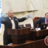 النواب العرب يمزقون مخطط "برافر" والطيبي يقرأ "ايها المارون .." لدرويش