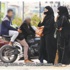 "رويترز" تقتنص صورة تفضح شابين يتحرشان بفتاتين في الرياض رغم السيول