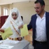 عروسان يذهبان للتصويت في الإنتخابات قبل عرسهما