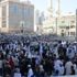 توافد الزوار والمعتمرين لقضاء الإجازة بجوار المسجد الحرام