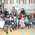 قدم الهدايا الوطنية والتذكارية للأطفال