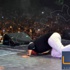 بالصور.. محمد فؤاد 'يسجد' على المسرح متأثراً بحرارة استقبال الجمهور